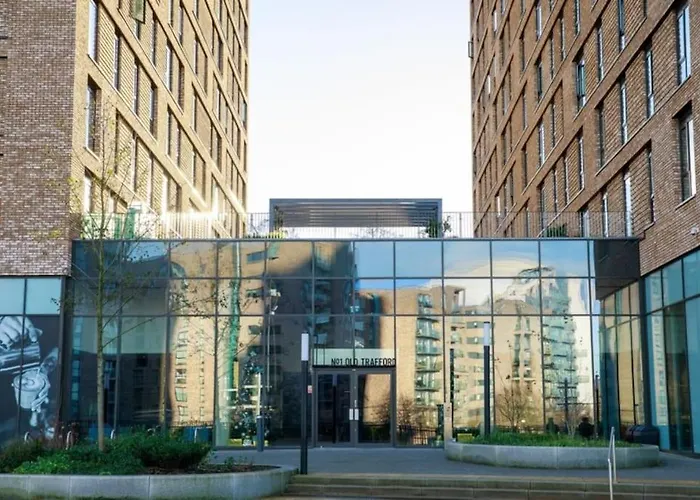 Modern Trafford 1Br Apartment-Free Parking-Cinema Room