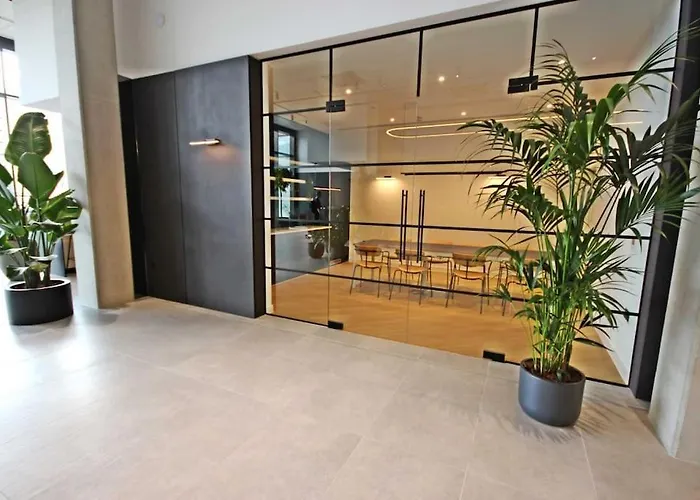 Modern Trafford 1Br Apartment-Free Parking-Cinema Room